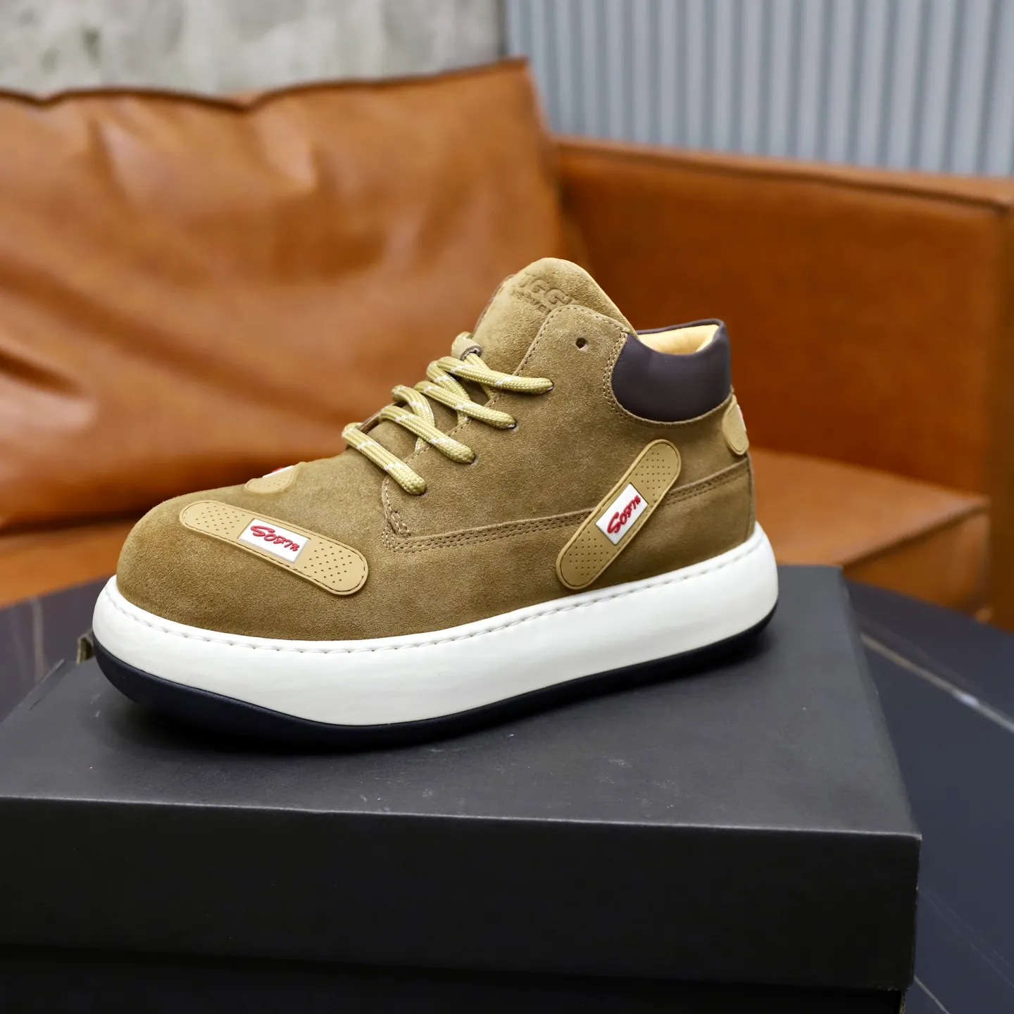 Ex-factory price: 680💰Thick wool imported from Australia Brand: UGG genuine purchase Size: 39-44 Grade: Official website 1:1 Material: First layer of genuine leather waterproof and antifreeze upper Real wool lining Original non-slip soft wear-resistant outsole Style category: Men's casual shoes Trendy style Comfortable on the feet Color: Official website color synchronization